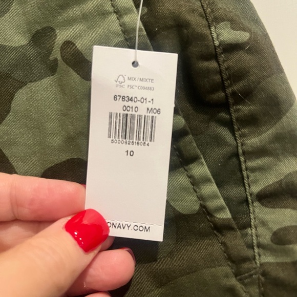 Old Navy camo shorts, new with tag, women’s size 10 - Picture 2 of 3